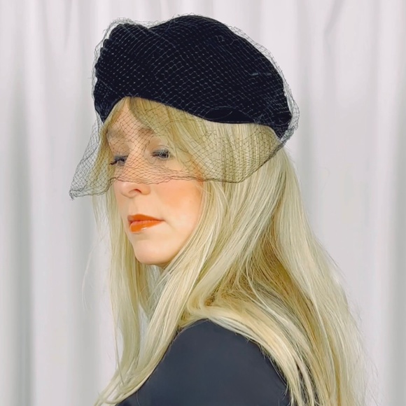 Vintage 1950's Eatons of Canada Black Velvet Fascinator Pillbox Hat with Lace - Picture 14 of 14